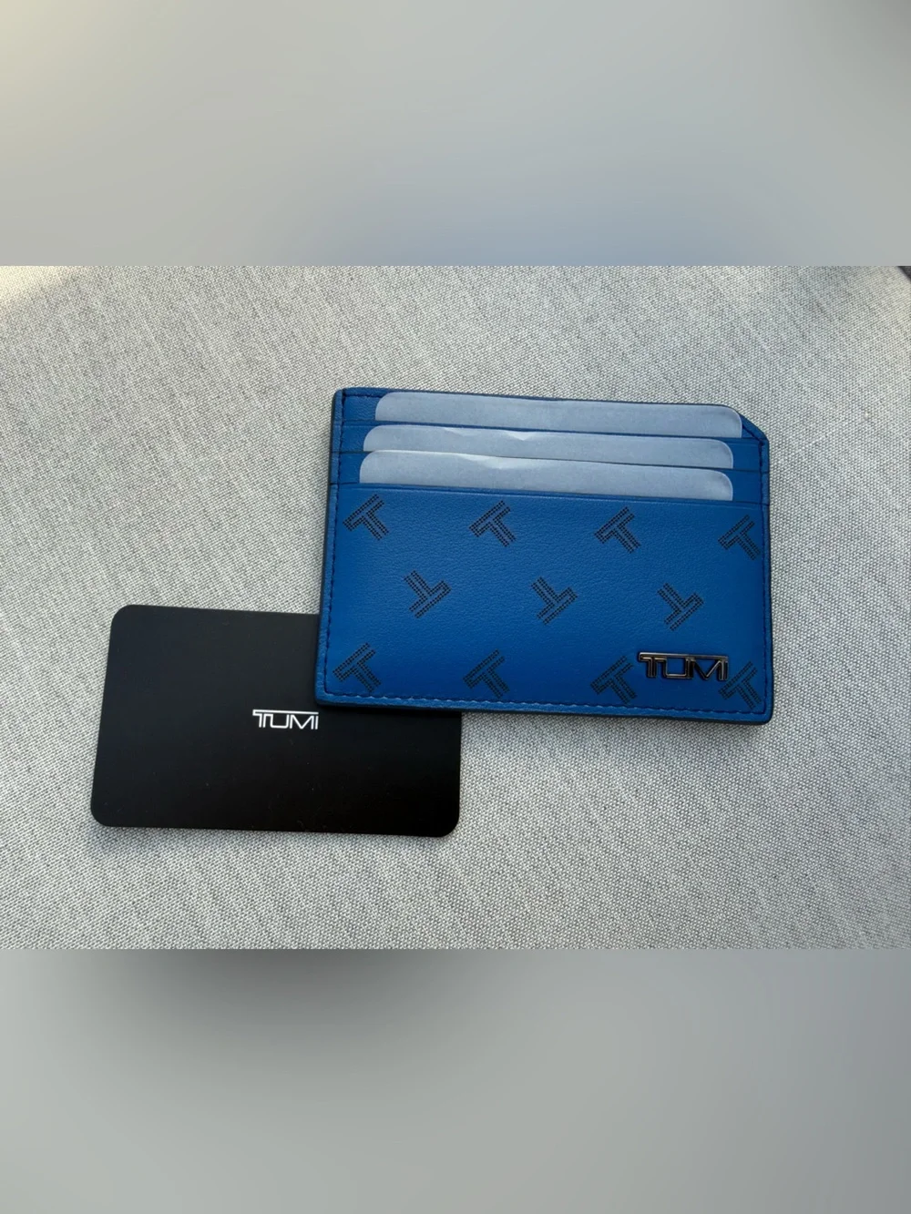 NEW Tumi Embossed LOGO Slim Card Case - 6 slot - Leather Wallet - BRIGHT BLUE